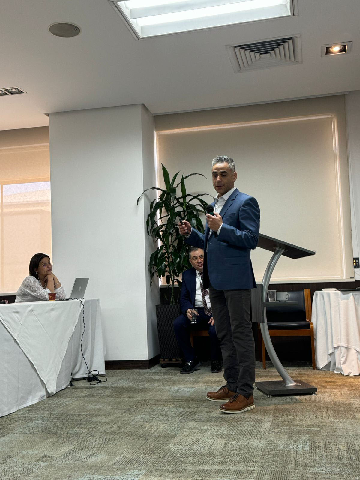 Dr. Luis Rujuana - aula - medicina regenerativa del dolor Dr. Luis Rujuana - aula - medicina regenerativa del dolor